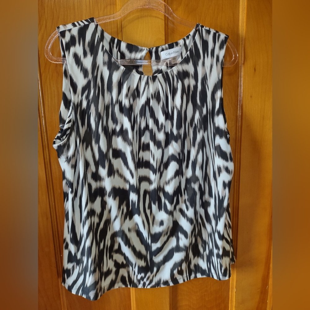 Calvin Klein black, grey, and white shell style top 1X